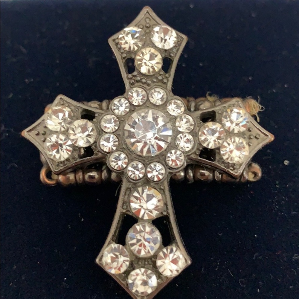 Pretty cross ring - Picture 2 of 4